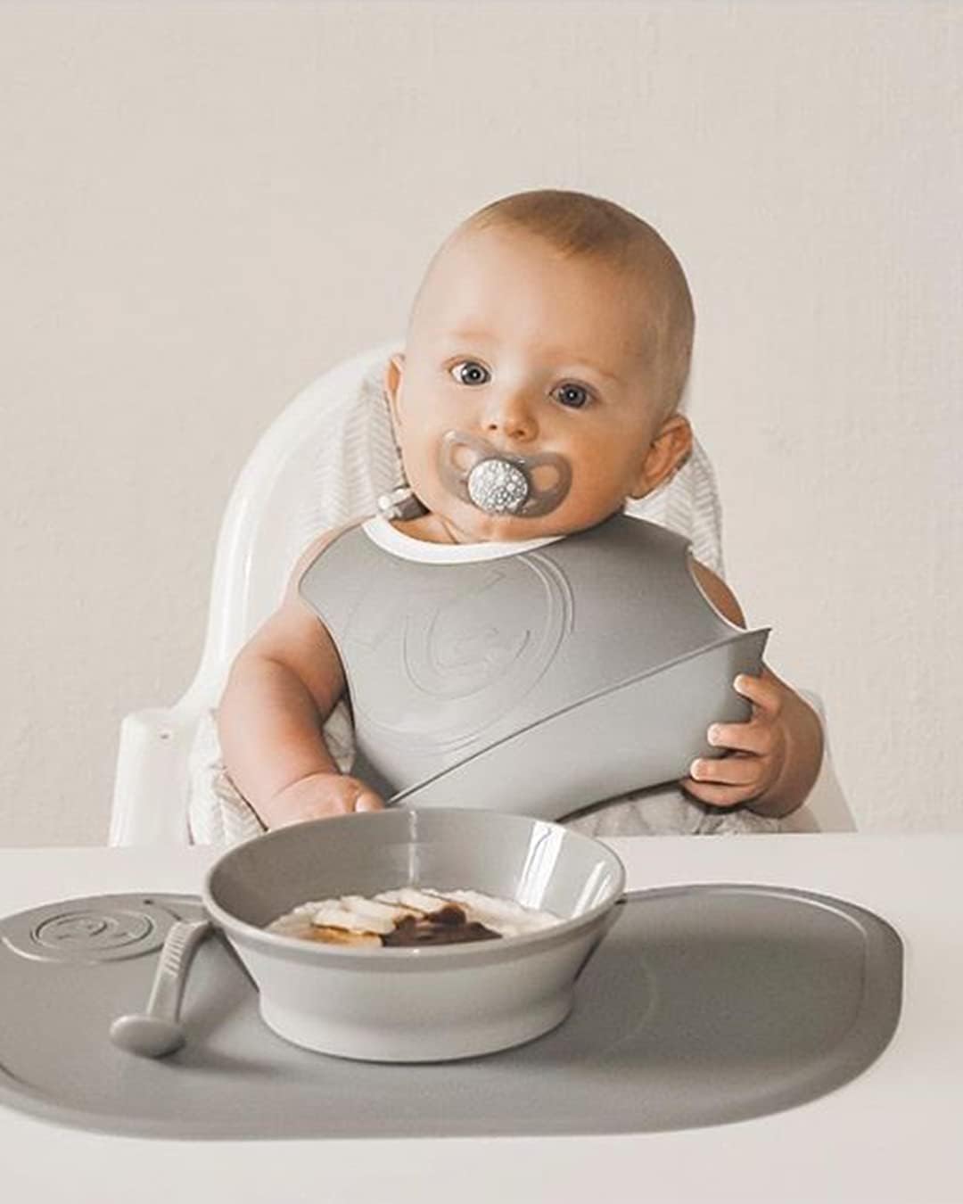 Twistshake 2X Baby Bibs with Crumb Tray, Waterproof, 4+ Months, Pastel Grey/White - Infinity Market